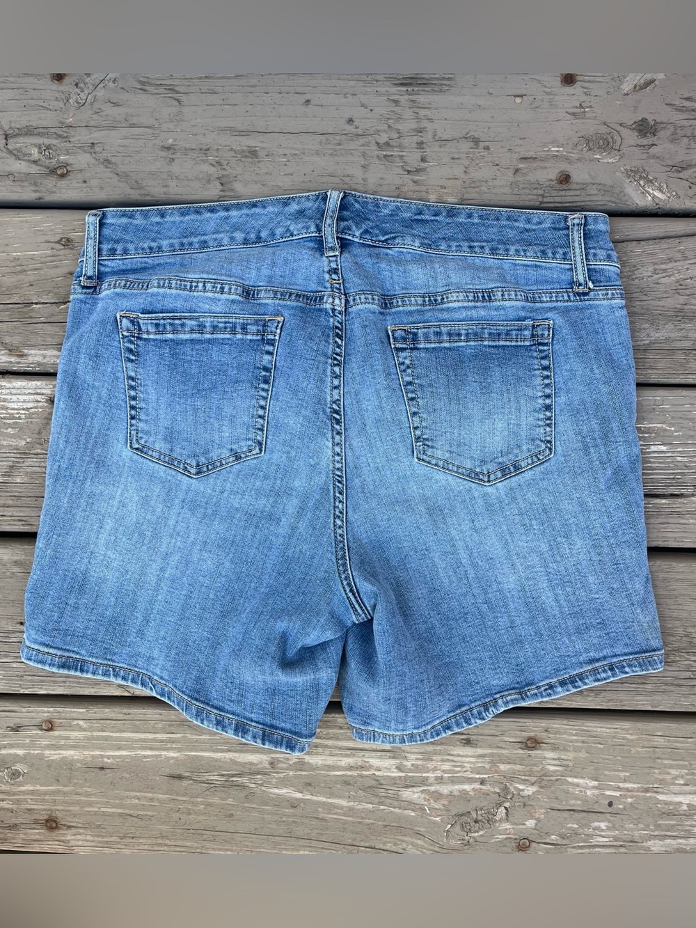 Torrid 5-Pocket Stretch Denim Jean Shorts Medium Wash Size 14 - Picture 5 of 8